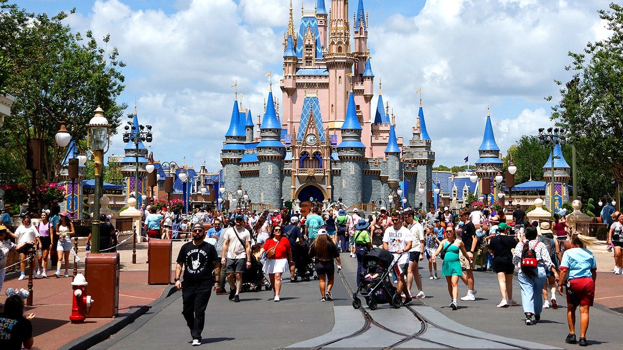 FL-DISNEY-WORLD-ITS-A-SMALL-WORLD-RIDE-DEATH-TRAVEL-3.jpg