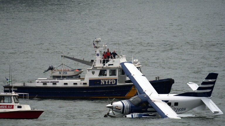 Seaplane-hard-landing-NYC-East-River-001.jpg
