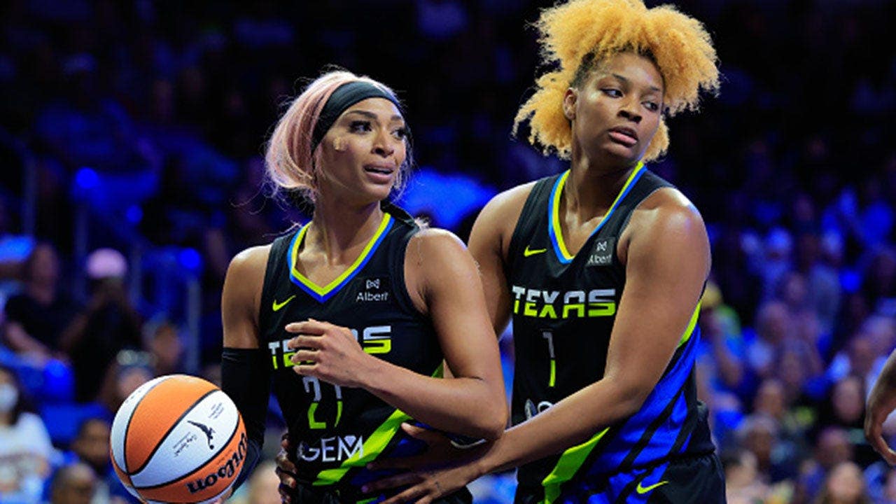 dijonai-carrington-wnba-nalyssa-smith-1_0001.jpg