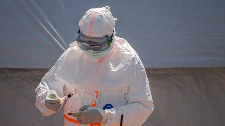 ebola_worker.jpg