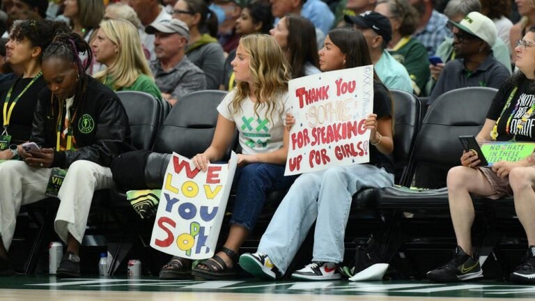 fan-sophie-cunningham-sign-wnba.jpg