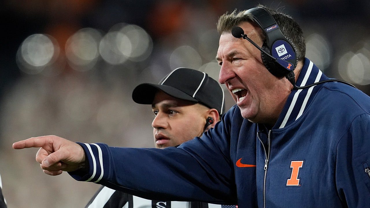 illinois-bret-bielema-123025-1.jpg