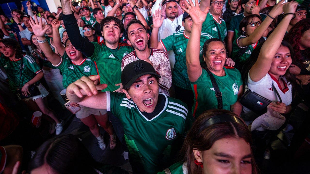 mexico-fans-round-of-32.jpg