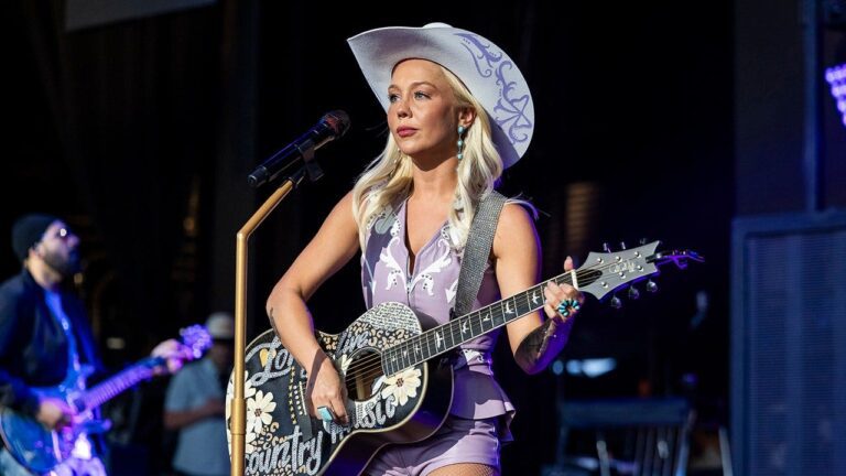 raelynn_performing.jpg