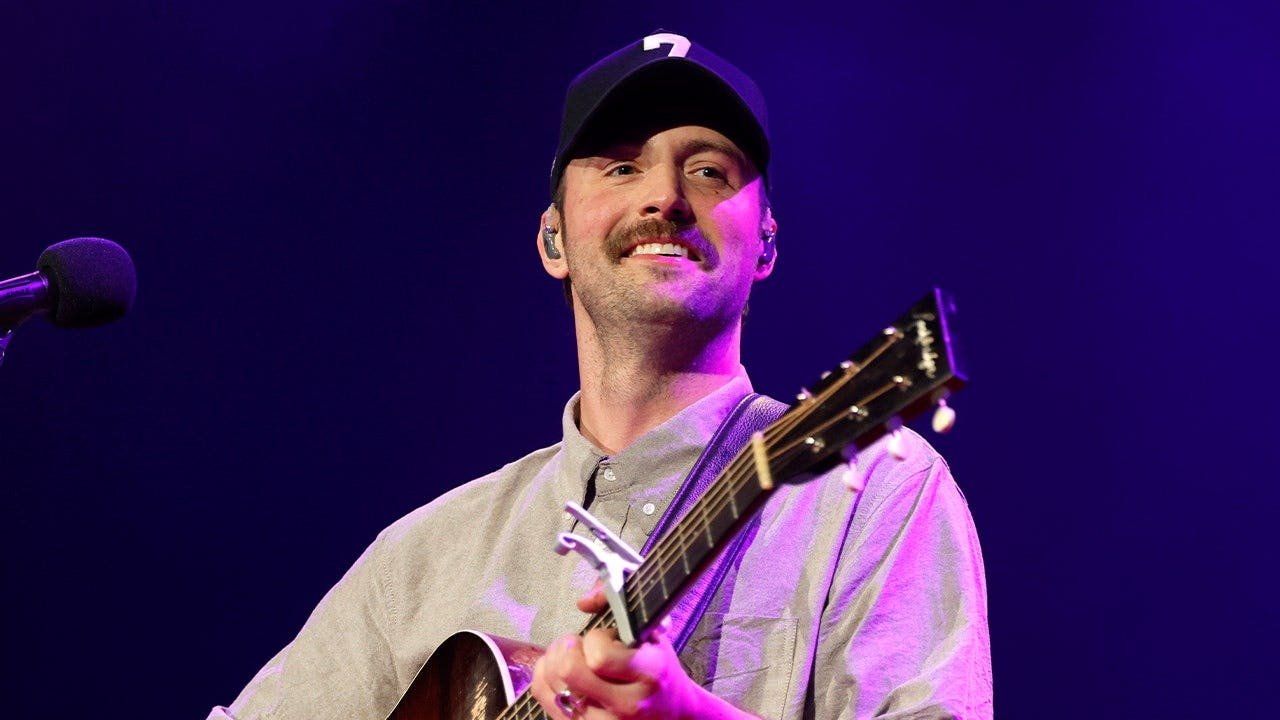 ruston-kelly-guitar.jpg
