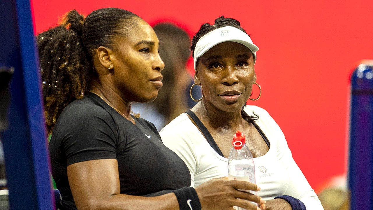 serena-venus-sitting-7426.jpg