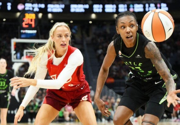 sophie-cunningham-jordan-horston-loose-ball.jpg