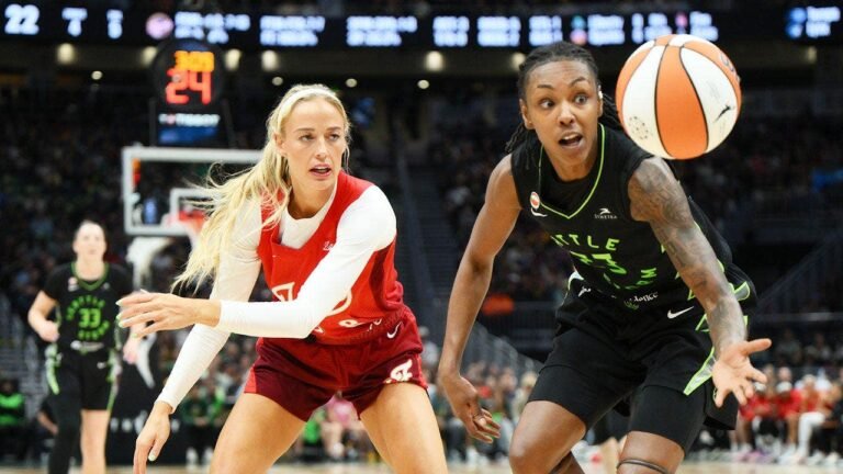 sophie-cunningham-jordan-horston-loose-ball.jpg