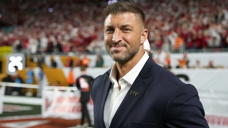 tim-tebow-signed-gator.jpg