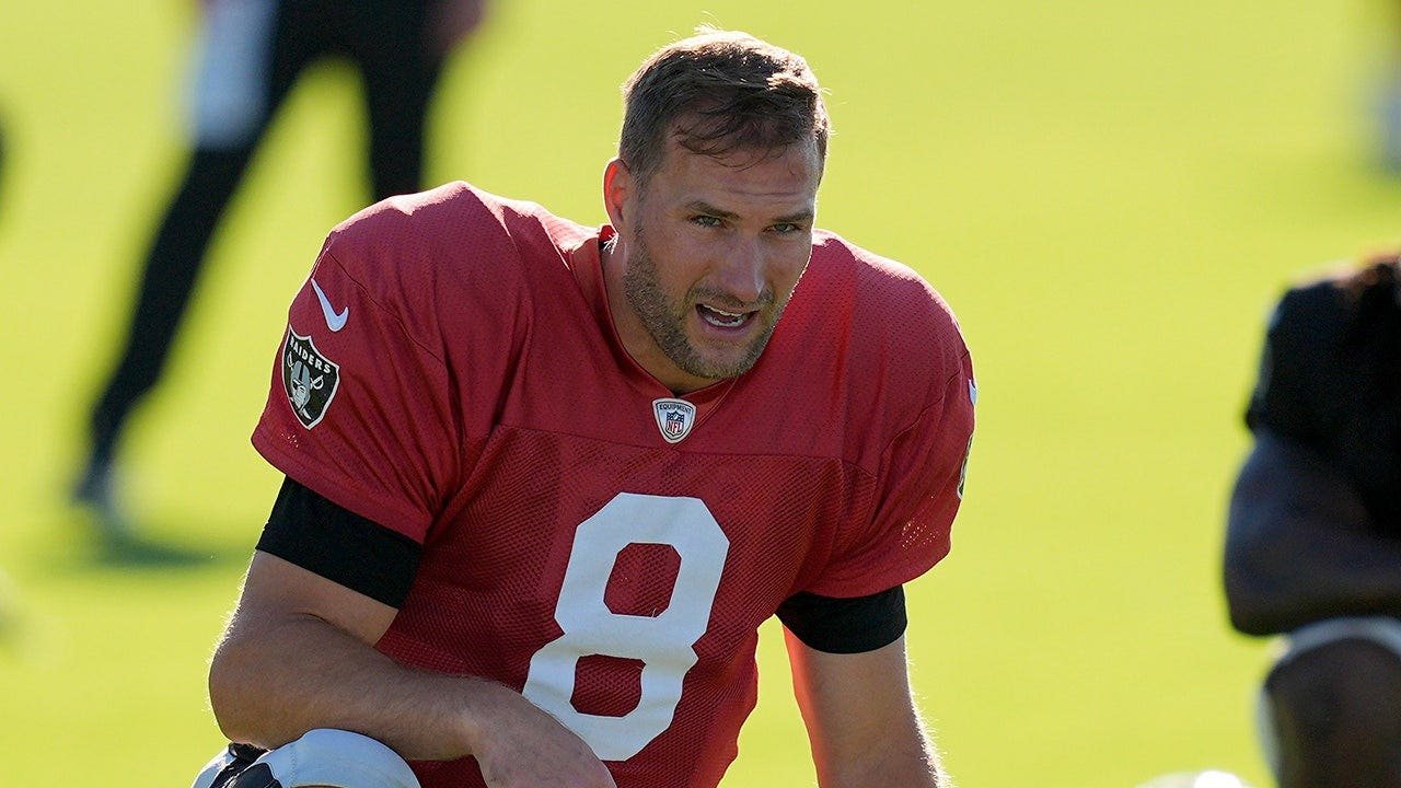 1787314913_kirk-cousins-warms-up-raiders-camp.jpg