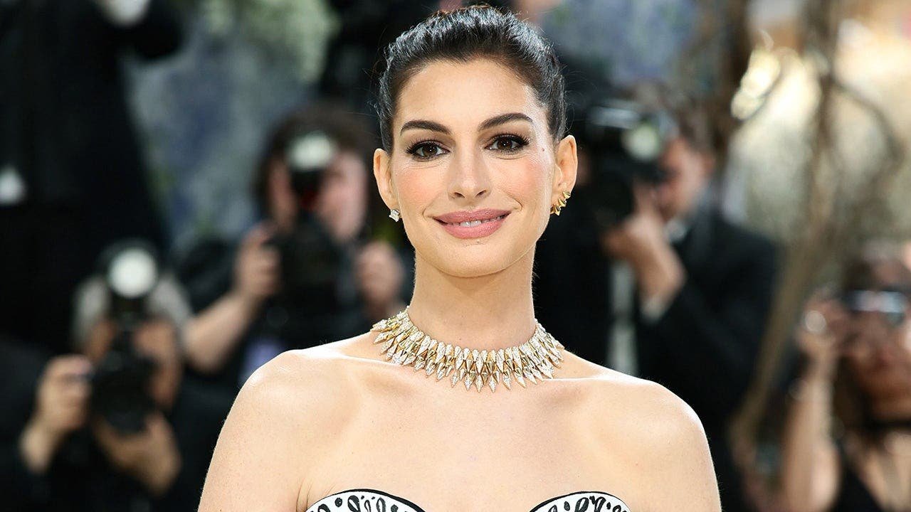 Anne_Hathaway_Verity.jpg