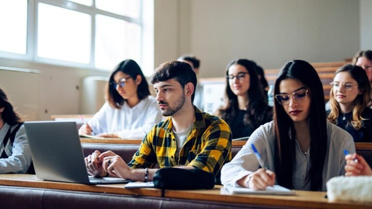 COLLEGE-STUDENTS-CLASS-STUDYING.jpg