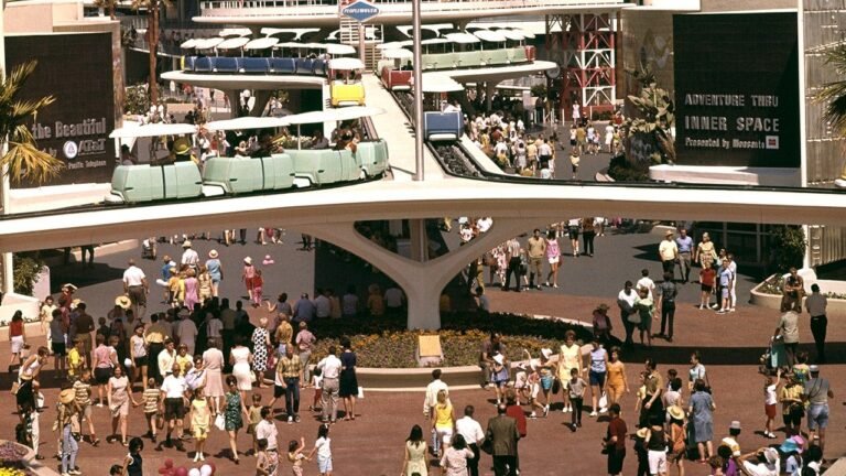 DISNEYLAND-TOMORROWLAND-PEOPLEMOVER-FANS-REACT-NEW-RIDE-TRAVEL-1.jpg