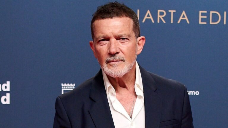 antonio-banderas-suit.jpg