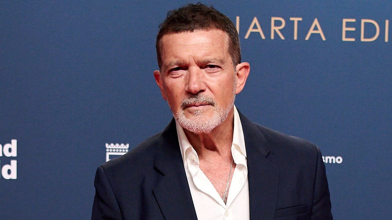 antonio-banderas-suit.jpg