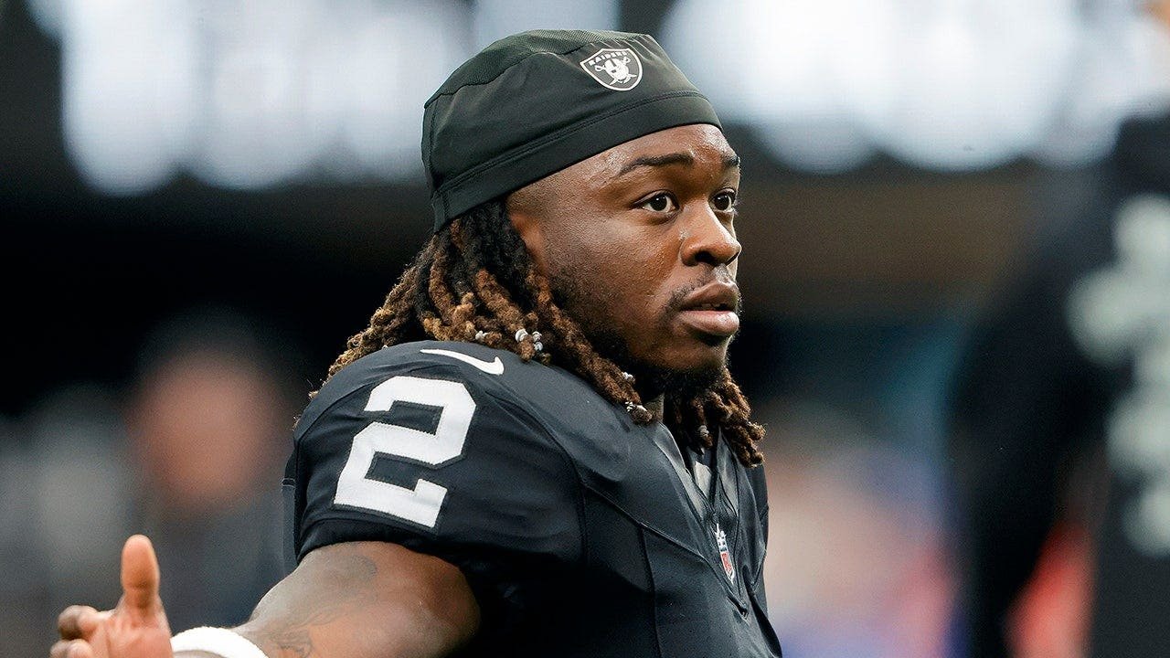 ashton-jeanty-raiders-warmup-allegiant-stadium.jpg