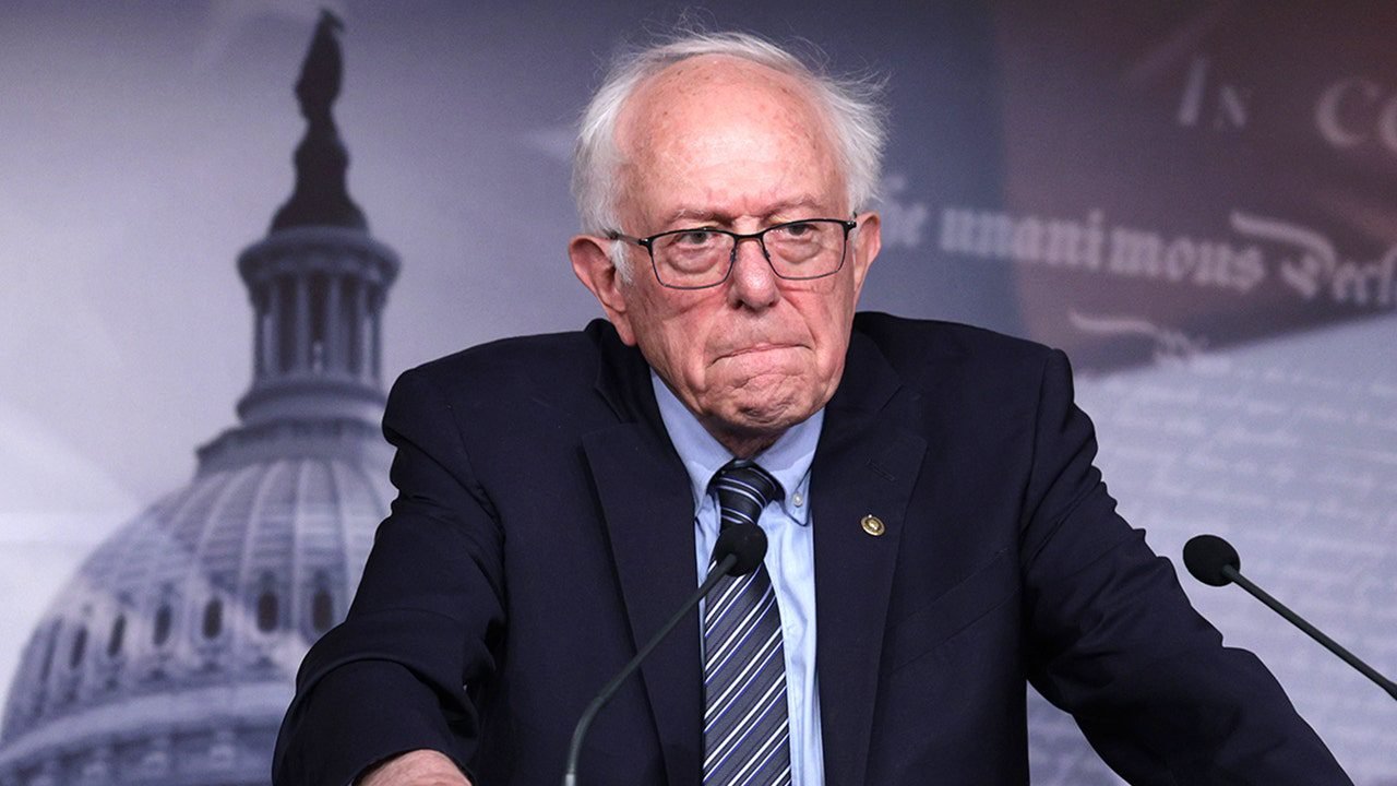 bernie-sanders-standing-podium.jpg