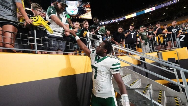 geno-smith-greets-fan-pittsburgh.jpg