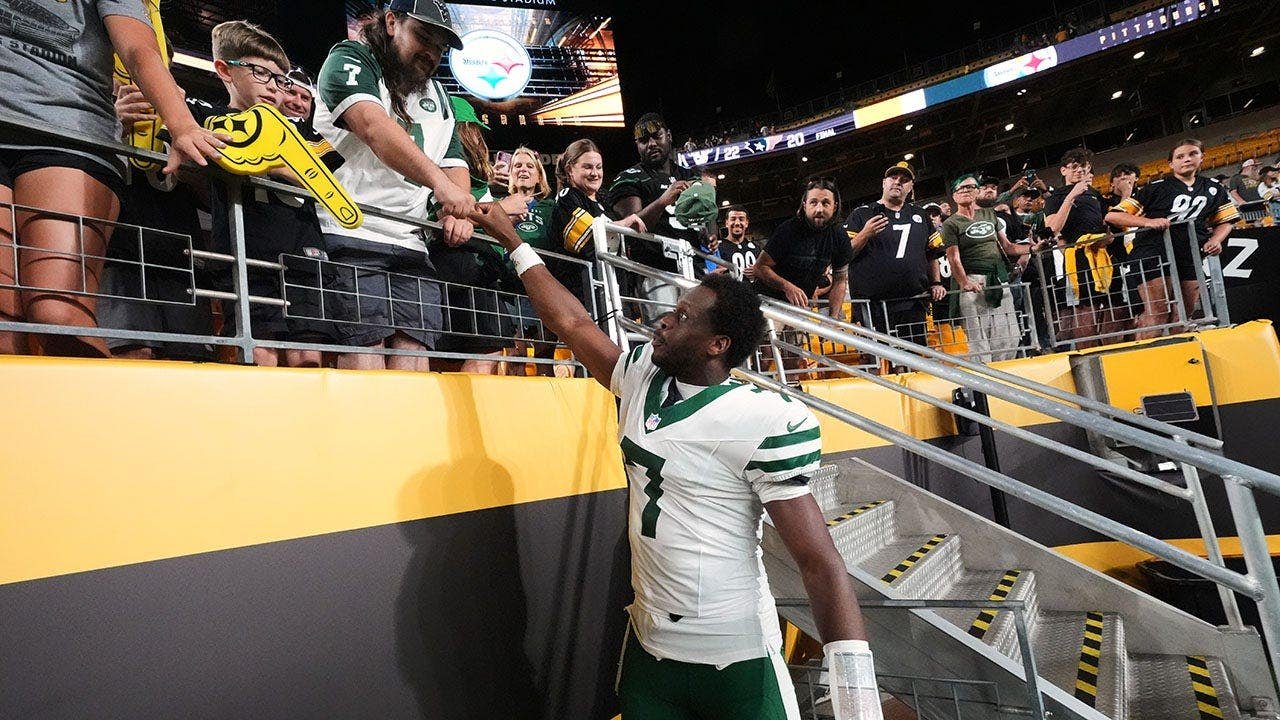 geno-smith-greets-fan-pittsburgh.jpg