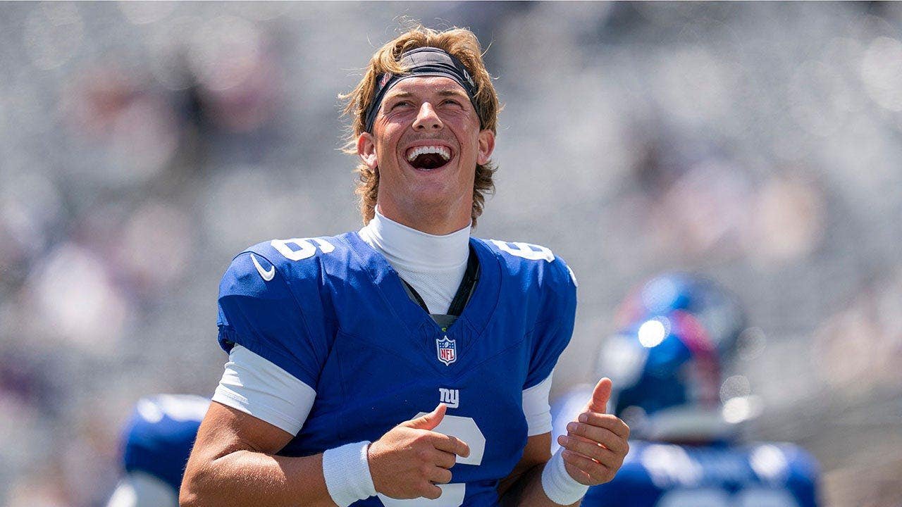 jaxson-dart-giants-warmups-preseason.jpg