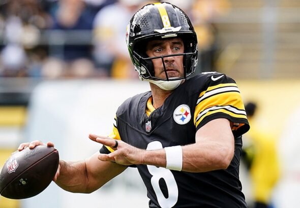 steelers-aaron-rodgers-throws-pass-browns.jpg