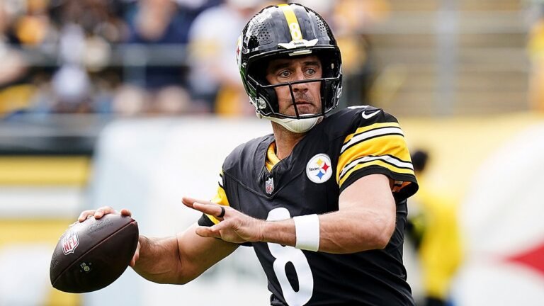 steelers-aaron-rodgers-throws-pass-browns.jpg