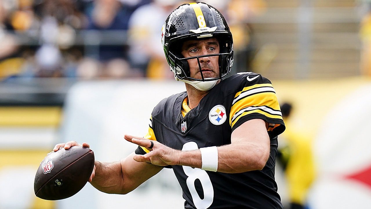 steelers-aaron-rodgers-throws-pass-browns.jpg