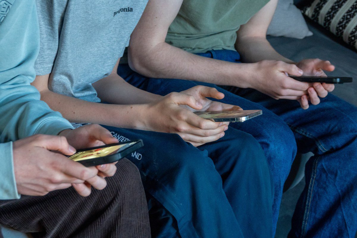 teenagers-smartphones.jpg