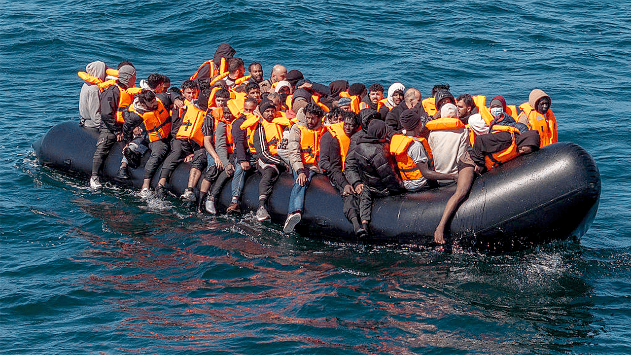 uk-migrant-boat-crossing-france.png