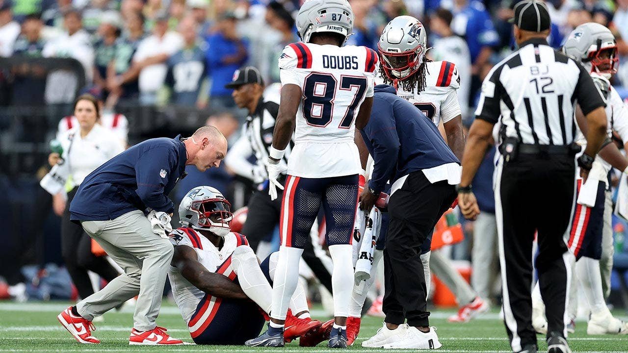 AJ-Brown-holds-ankle.jpg