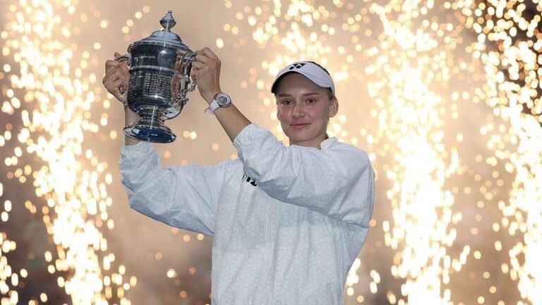 Elena-Rybakina-US-Open-trophy.jpg