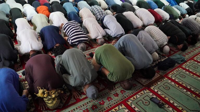 London-Muslims-mosque-praying.jpg