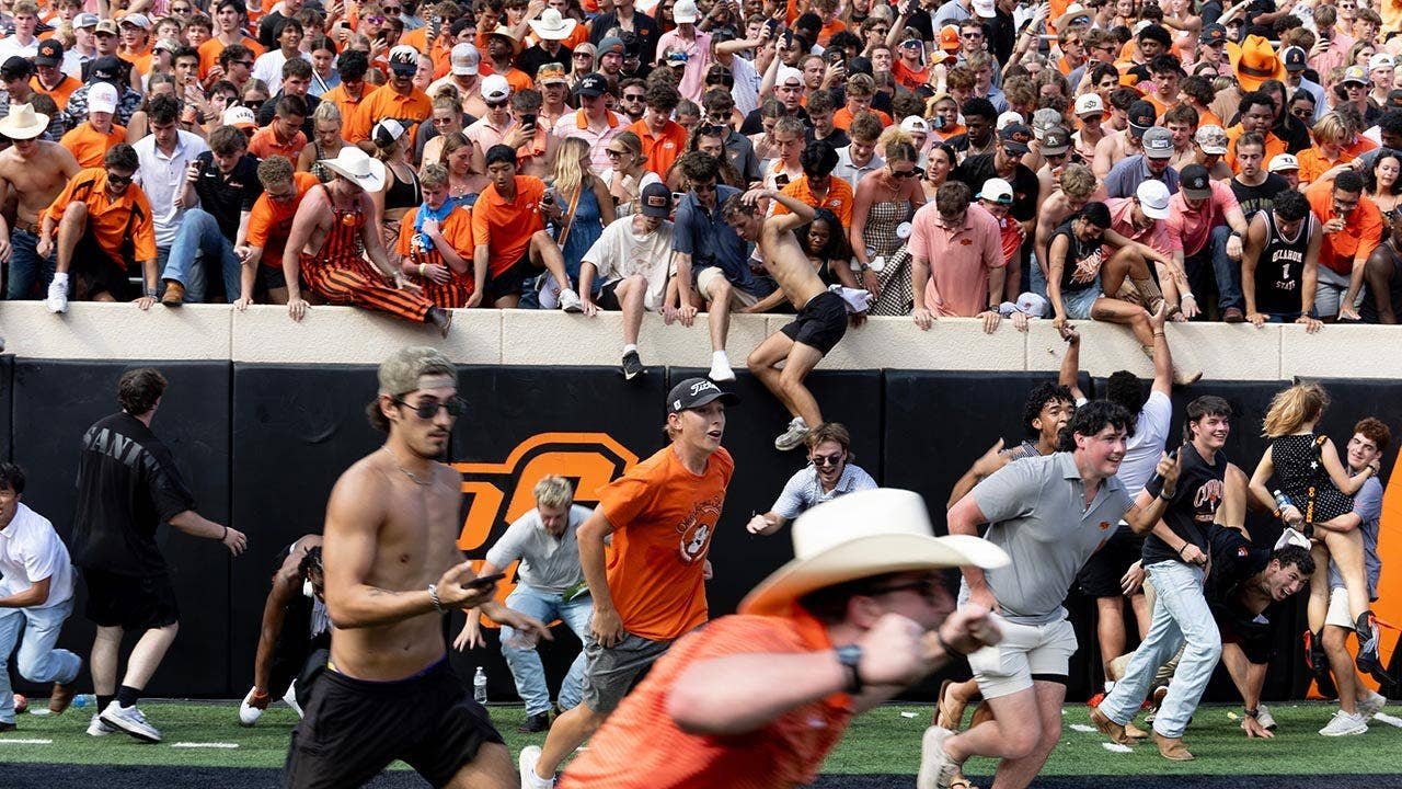 Oklahoma-State-fans-storm-the-field.jpg