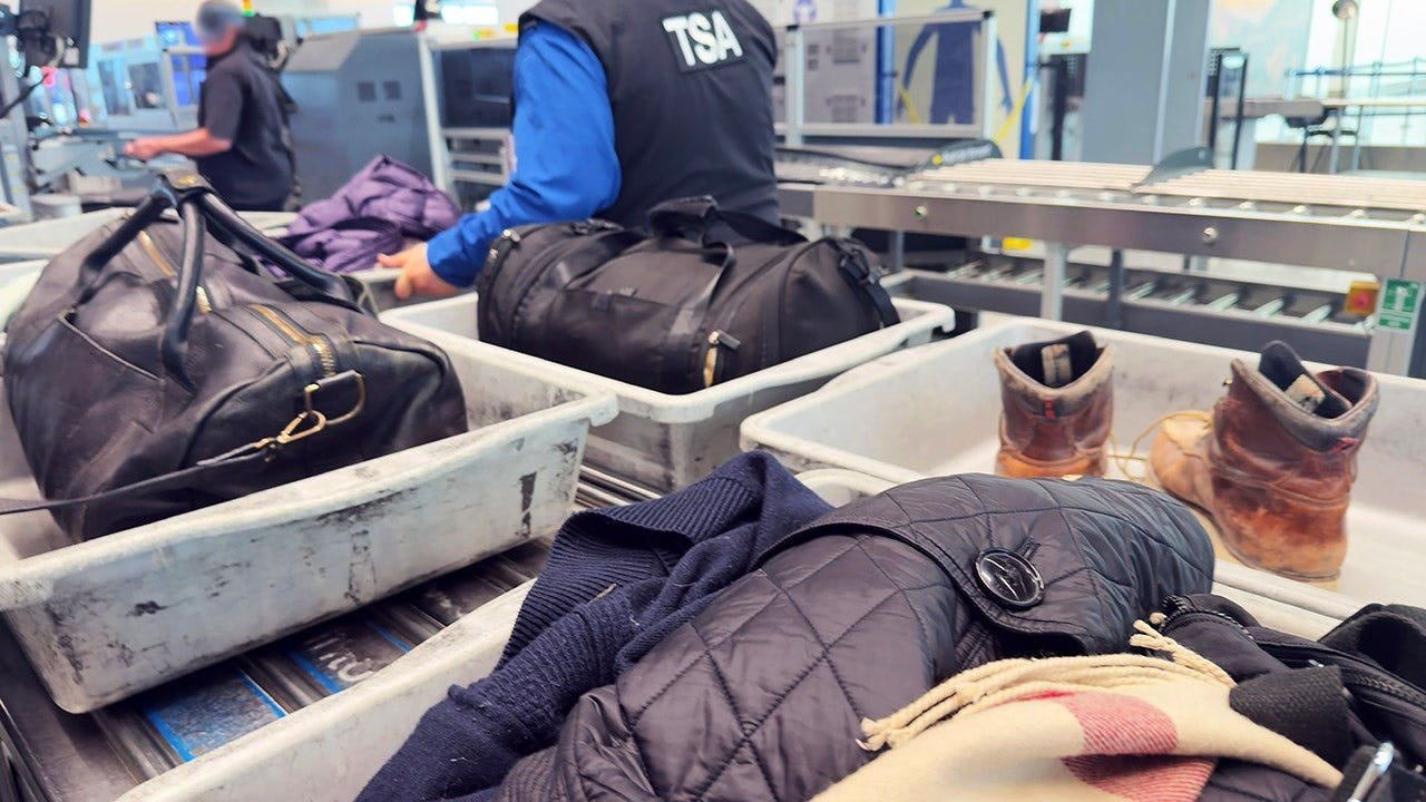 airport-tsa-security-checkpoint.jpg