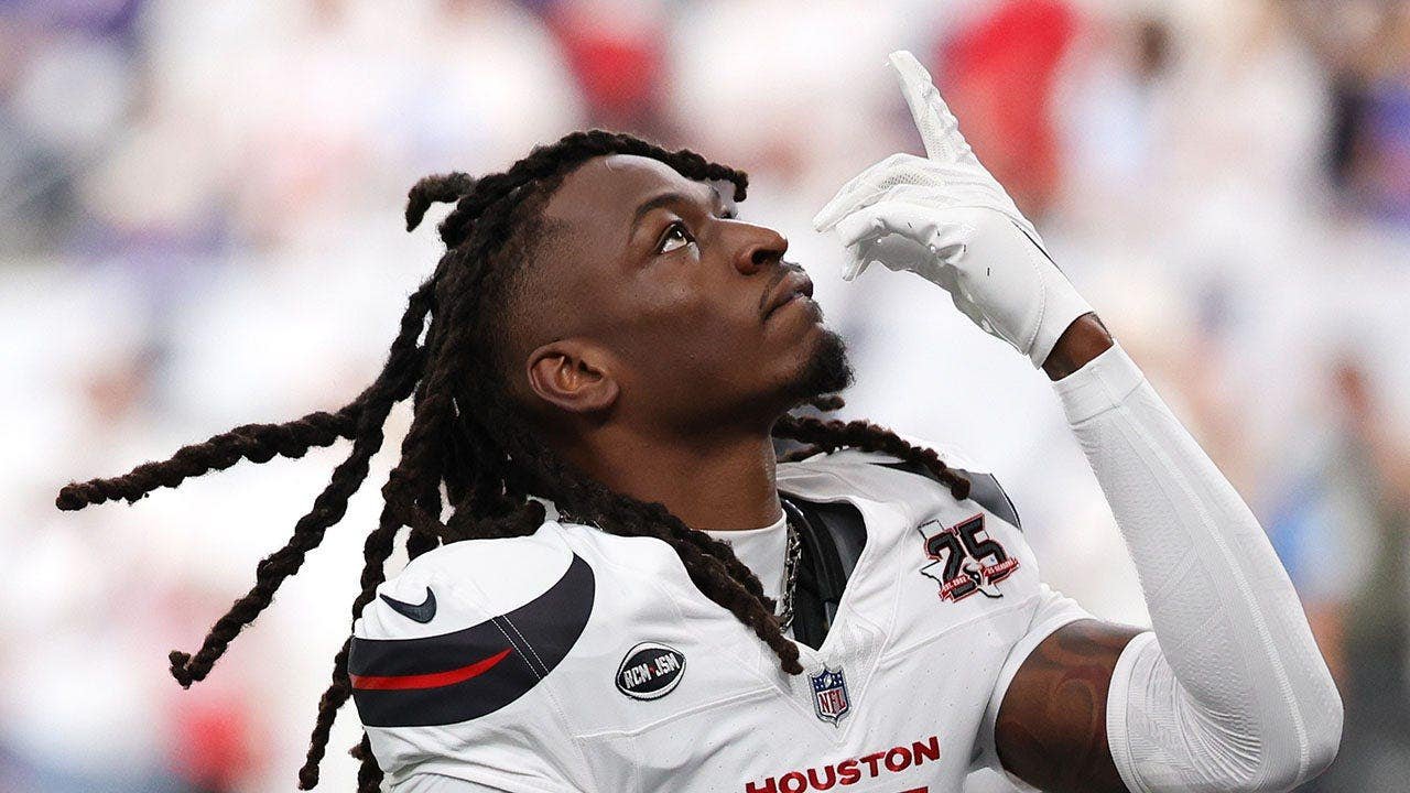 calen-bullock-prays-texans-bills-fox-news_.jpg