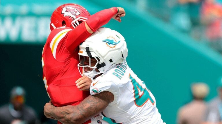 chop-robinson-patrick-mahomes-hard-rock-stadium.jpg