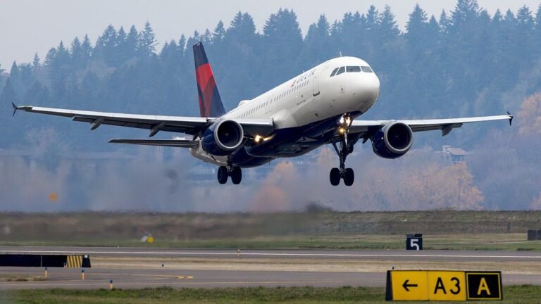 delta-airbus-a320-portland-international-airport.jpg
