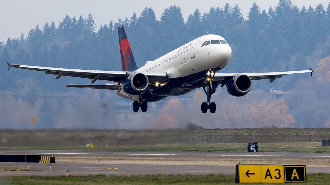 delta-airbus-a320-portland-international-airport.jpg