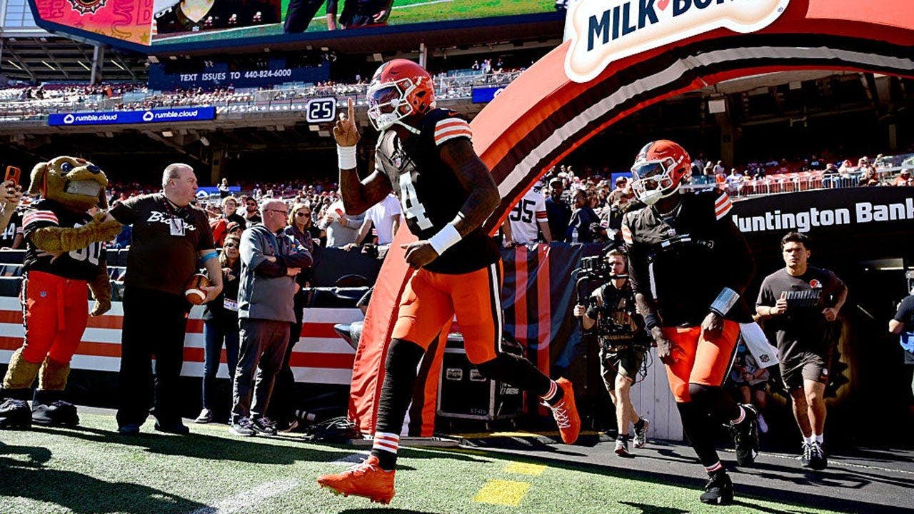 deshaun-watson-browns-warmups-huntington-bank-field.jpg