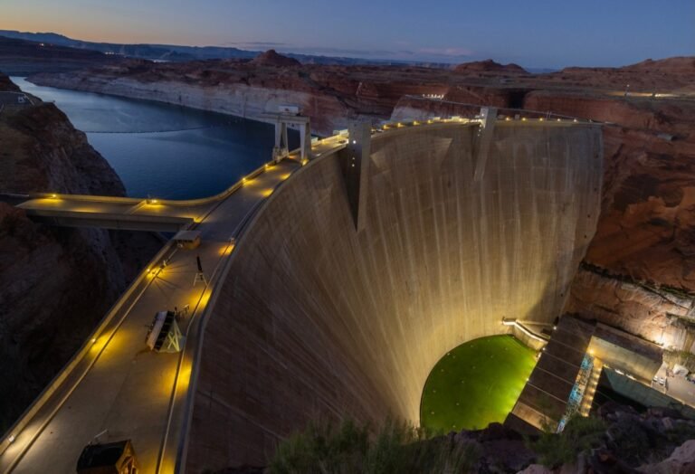 glen-canyon-dam-2290782874-getty.jpg