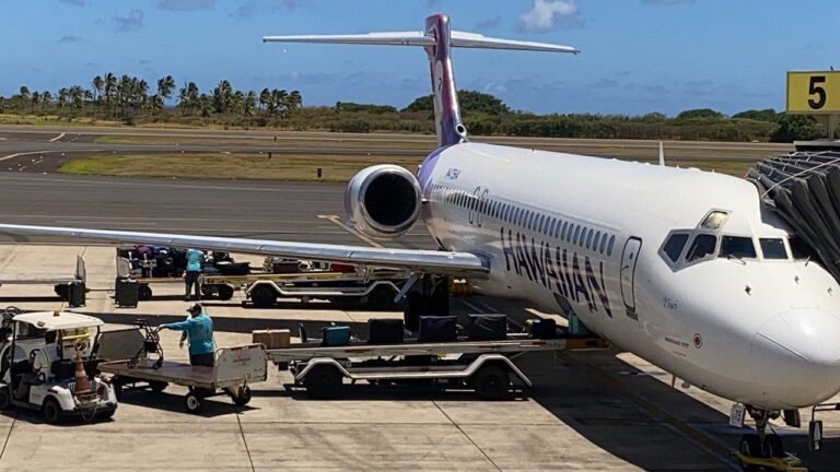 hawaiian-airlines-baggage-unload-kauai.jpg
