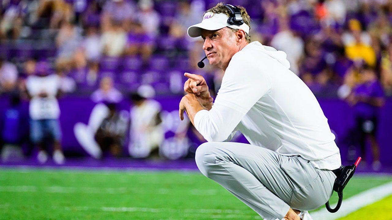 lane-kiffin-squatting.jpg