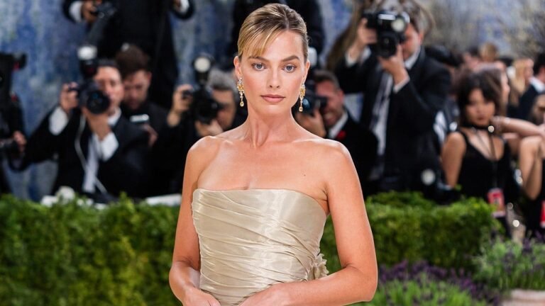 margot-robbie-met-gala.jpg
