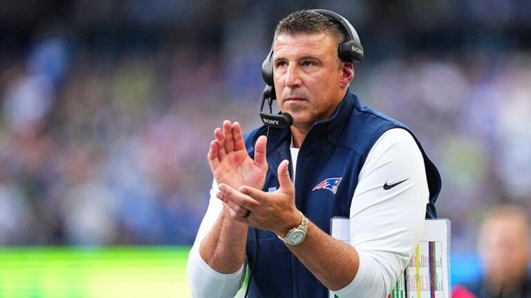 mike-vrabel-patriots-seahawks-lumen-field.jpg
