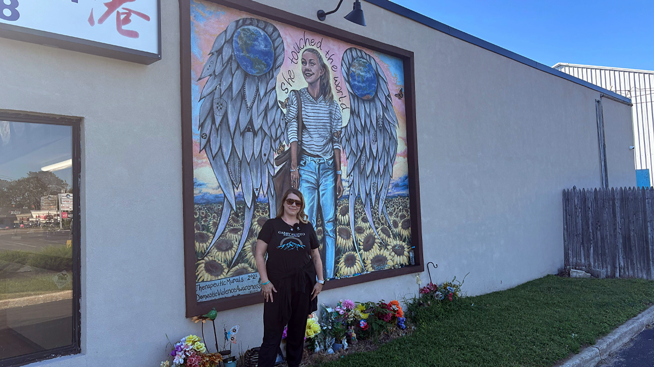 nichole-schmidt-next-to-gabby-petito-mural-in-blue-point-ny.png