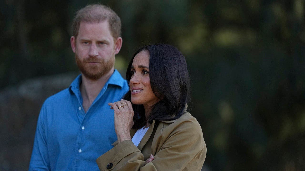 prince-harry-meghan-scar-tree-walk-melbourne_003.jpg