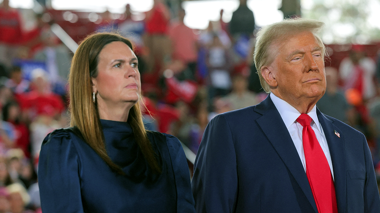sarah-huckabee-sanders-trump.png