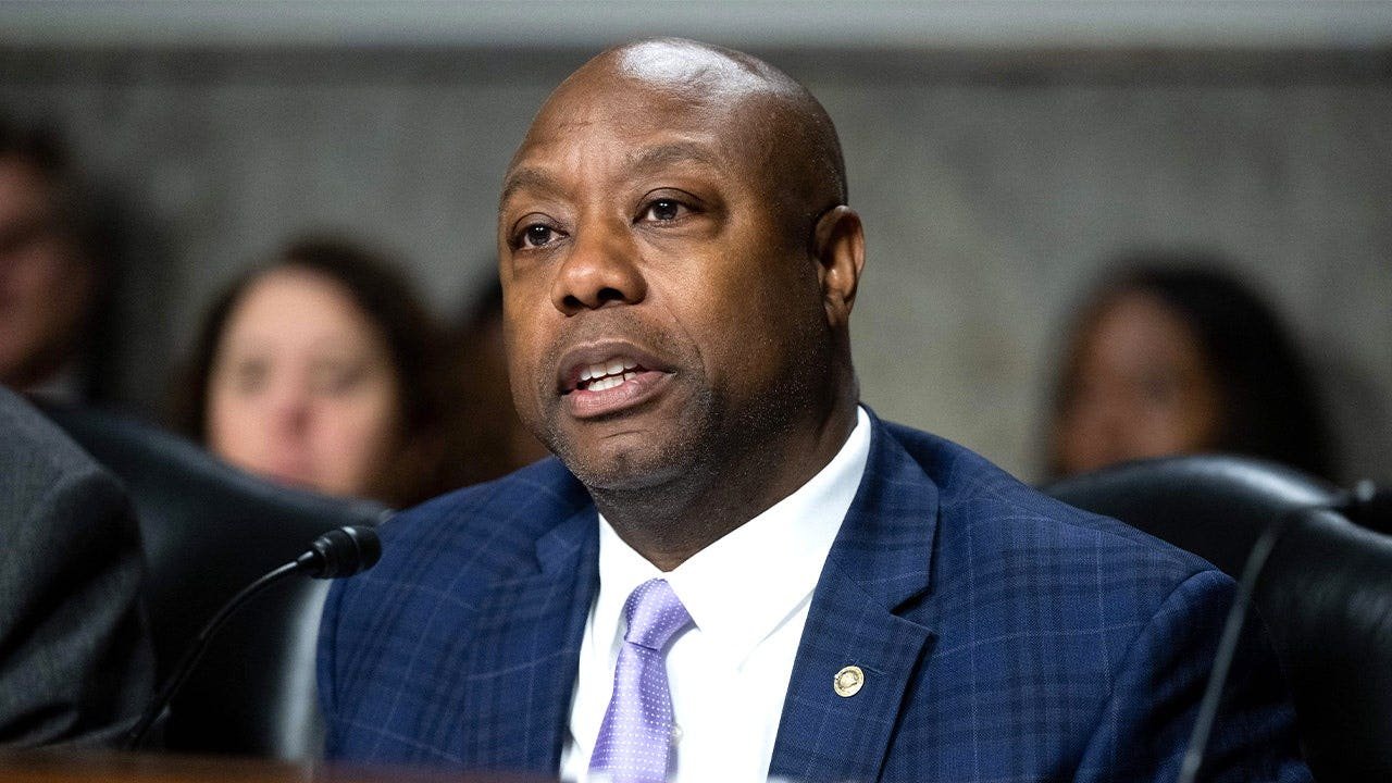 south-carolina-sen-tim-scott-speaking.jpg