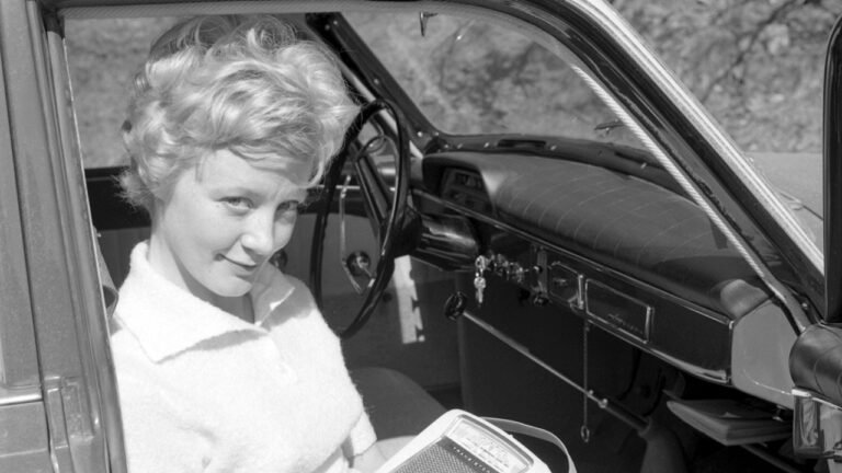 woman-car-radio-vintage.jpg