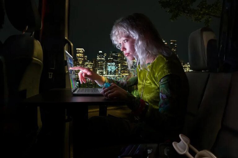 Apple-MacBook-Pro-with-PROLED-XDR-Display-lifestyle-travel-261028_big.jpg.large_2x.jpg